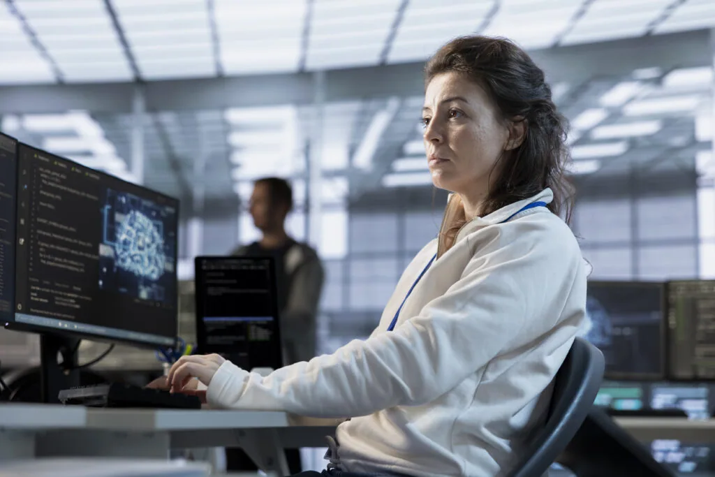 mulher usando computador em tela tecnológica