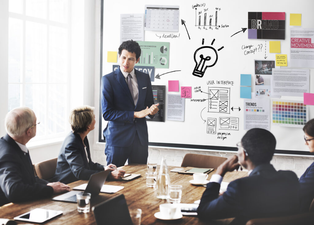 Reunião de negócios com apresentação visual sobre erros que mais atrapalham empresas.