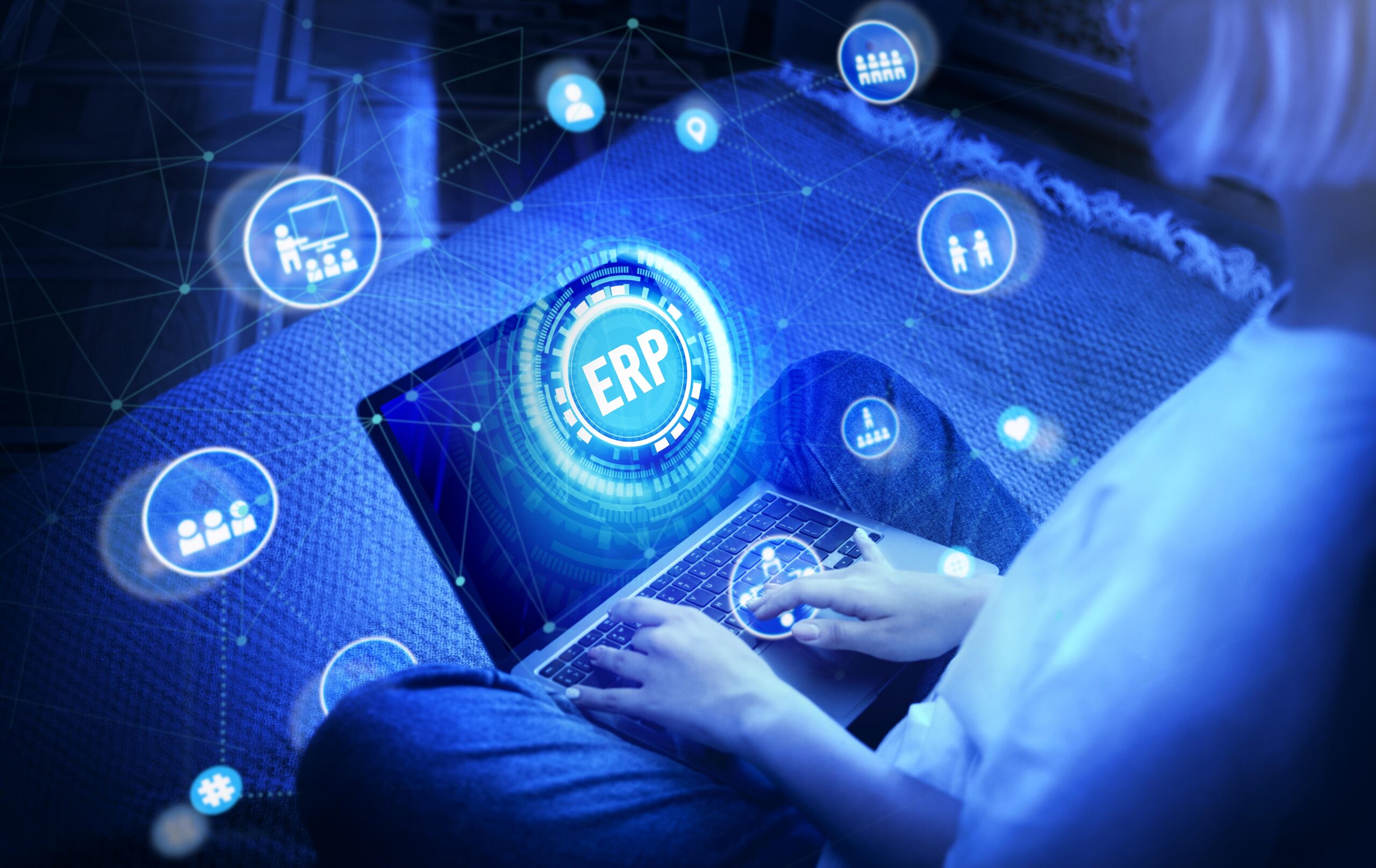 Interface holográfica de ERP em uso.