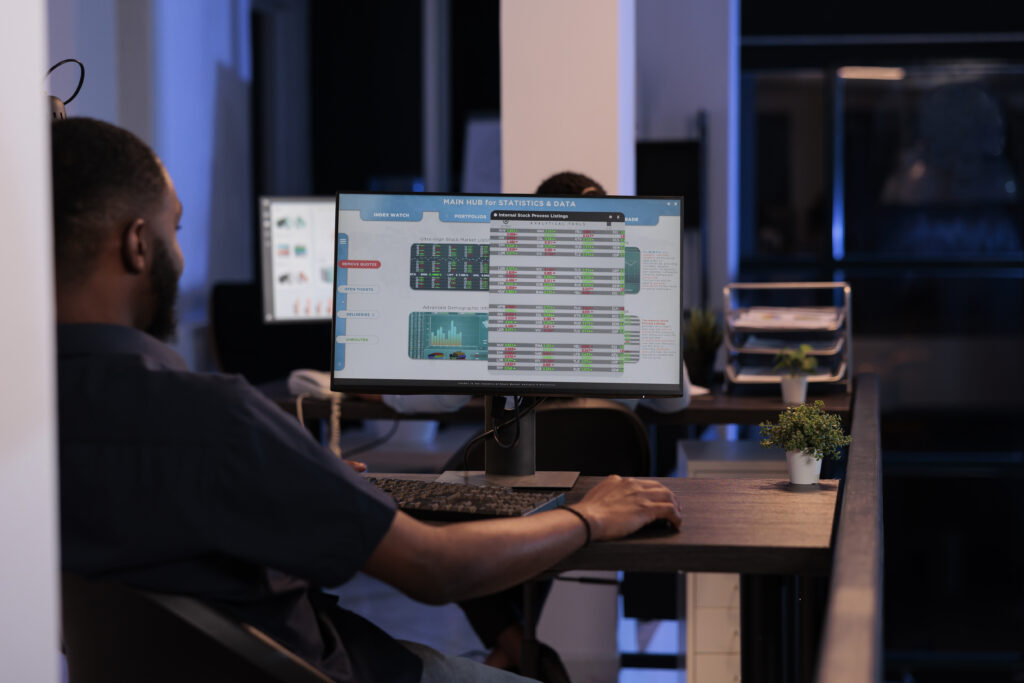 Homem analisando dados financeiros no computador.