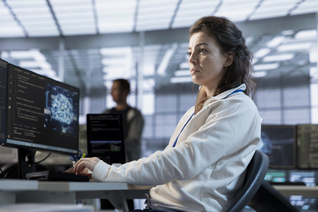 mulher usando computador em tela tecnológica