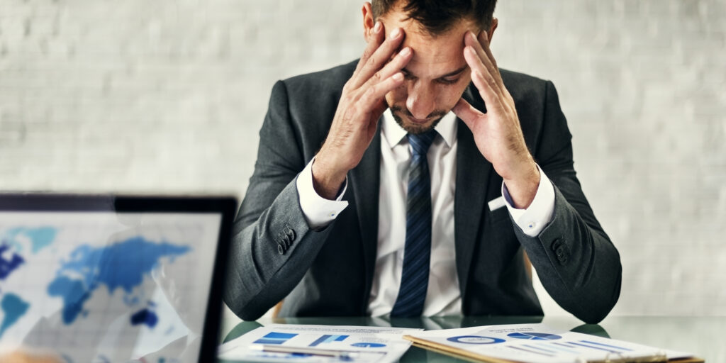 Homem estressado em reunião de negócios